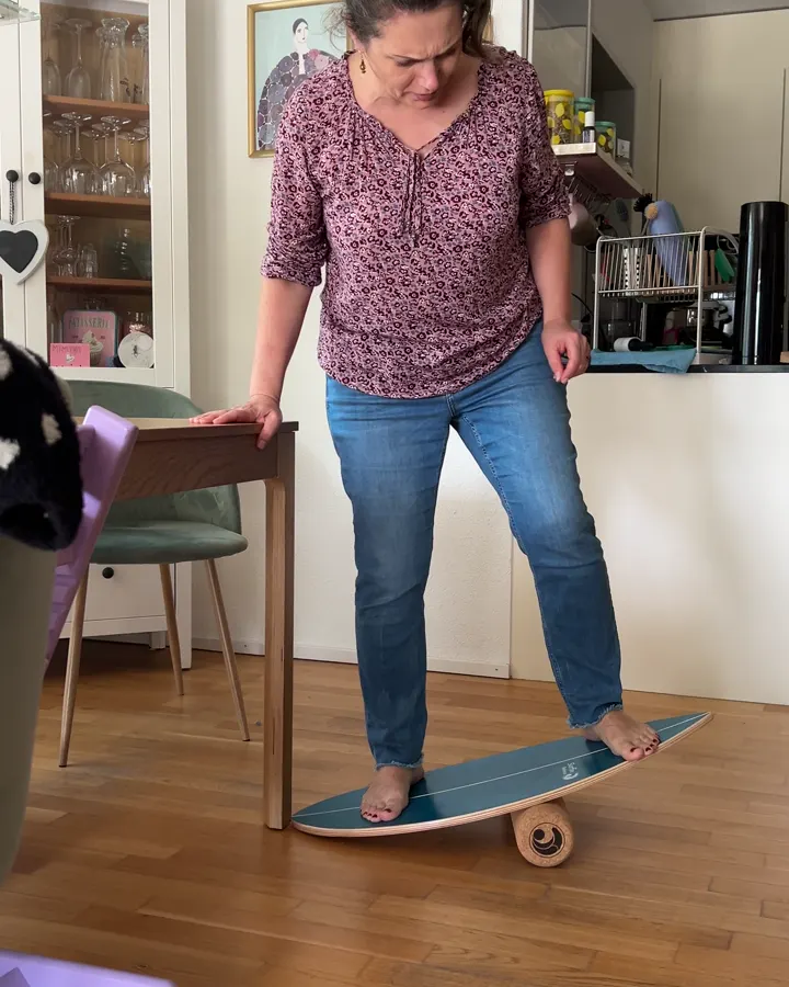 Erster Versuch auf dem Board mit Hand am Tisch